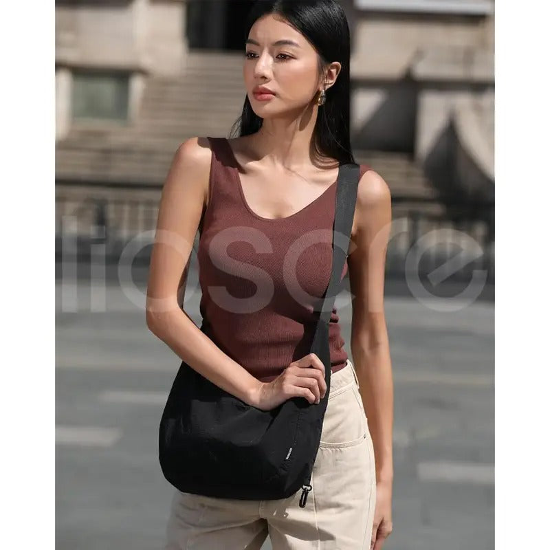 Iioscre Medium Crossbody Crescent Bag for Women Men Trendy, Nylon Crossbody Hobo Bag with Adjustable Strap and Inner Pockets.